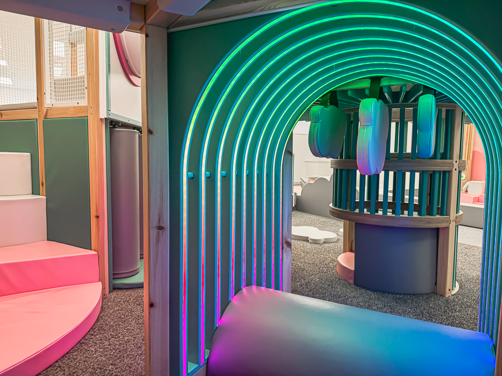 littles-lounge-light-up-tunnell